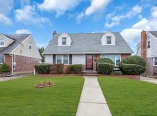 209 Emory Rd, Mineola, NY 11501