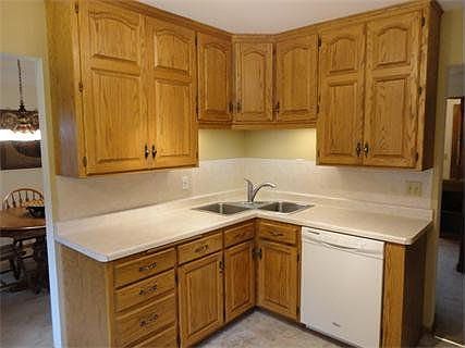 4th image of 1685 Louise Ave