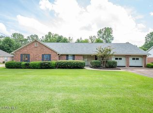601 Shadowood Ln, Starkville, MS 39759