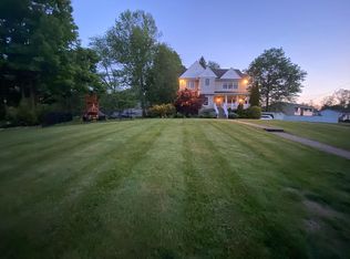 1 Kreuz Dr, West Nyack, NY 10994