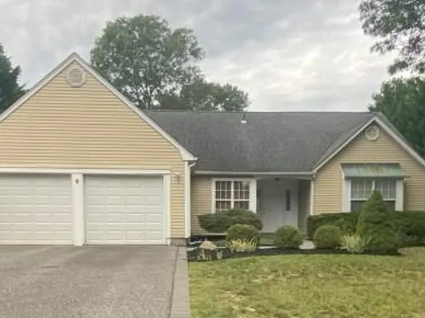 6 Royal Drive, Coram, NY 11727