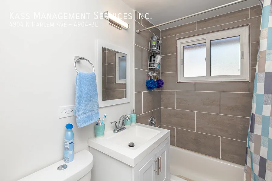 Gorgeous Redone 1 bed with SS Appliances and wood floors — Photo 4
