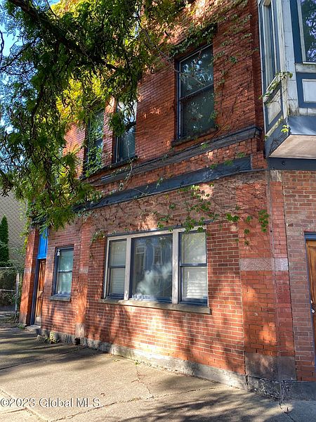 5th image of 121 Dove Street