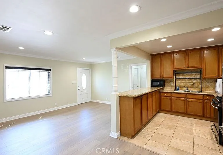 6437 Enfield Ave — Photo 13