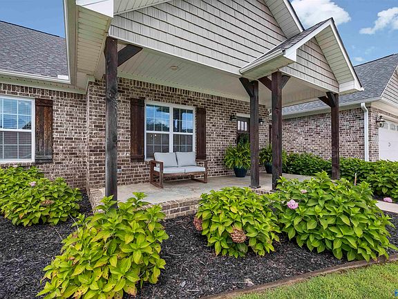 4th image of 413 Pembrooke Cir SE