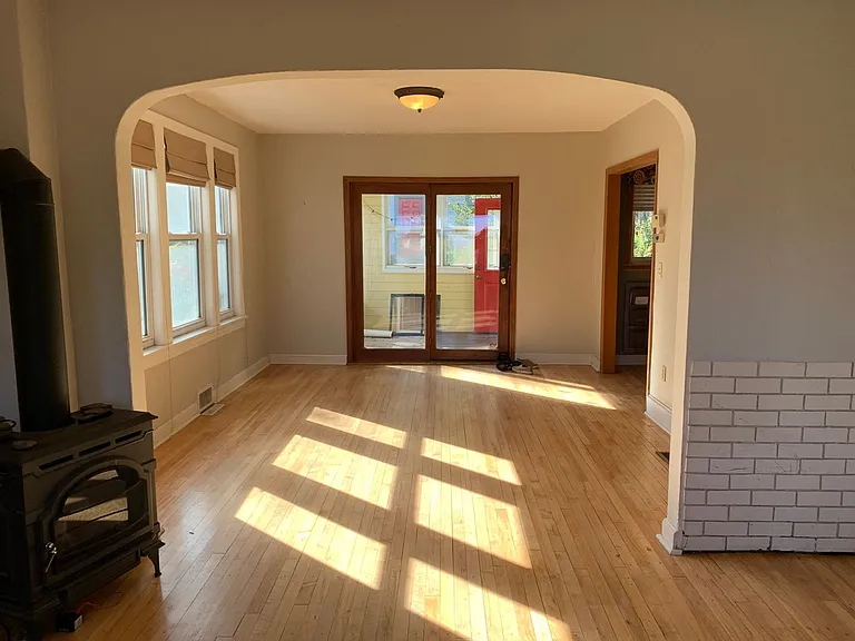 1405 N 9th Ave E — Photo 2