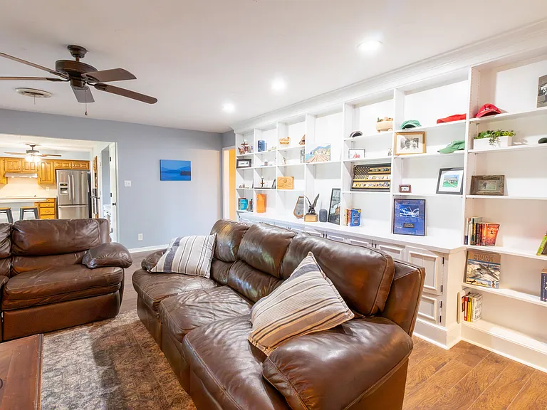 1535 Primrose Dr — Photo 9