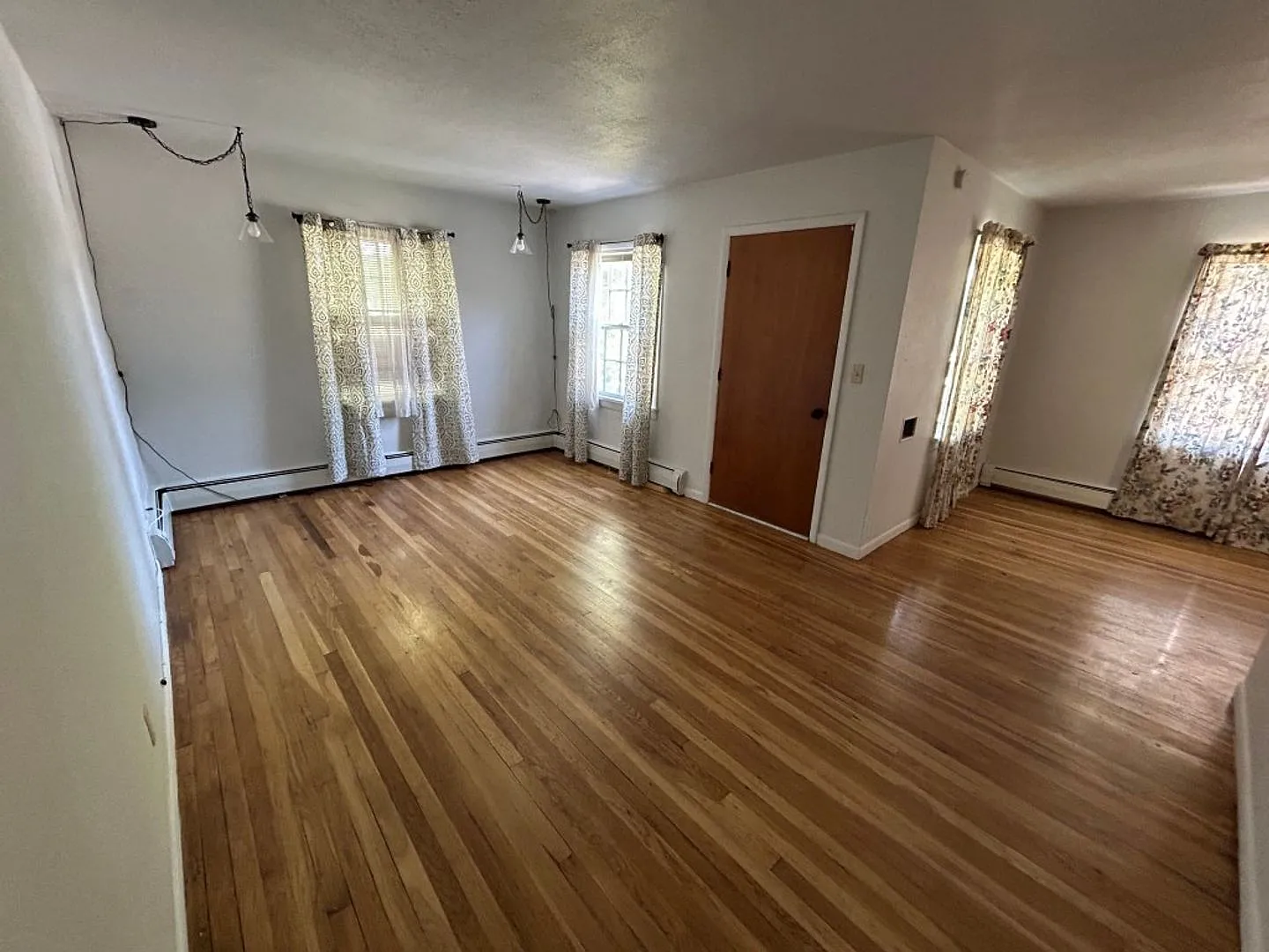 4 Bedroom 1.5 Bath House with Washer and Dryer and Fenced Back Yard — Photo 4