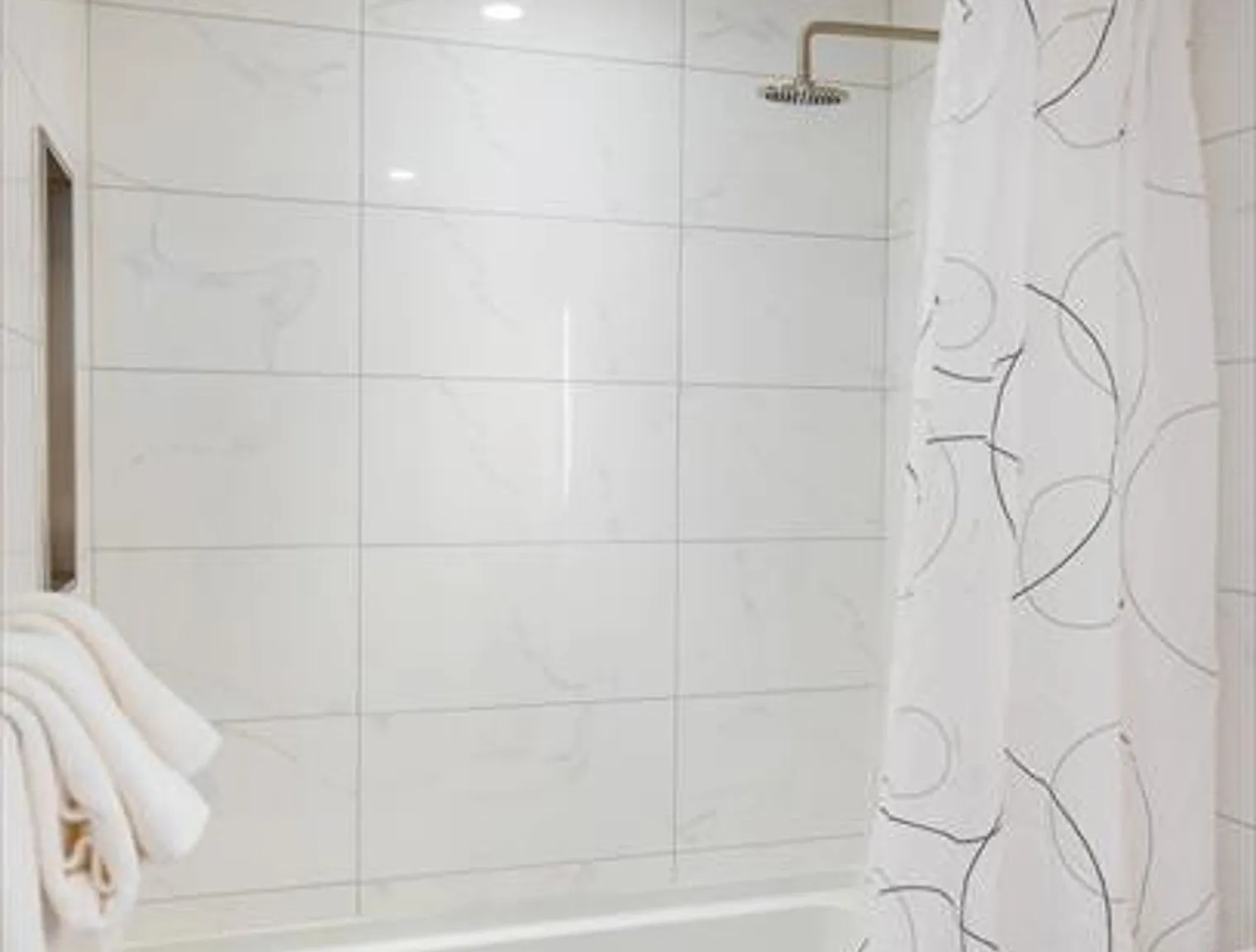 Studio, 1.0 bath, 592 sqft, $8,100 — Photo 3