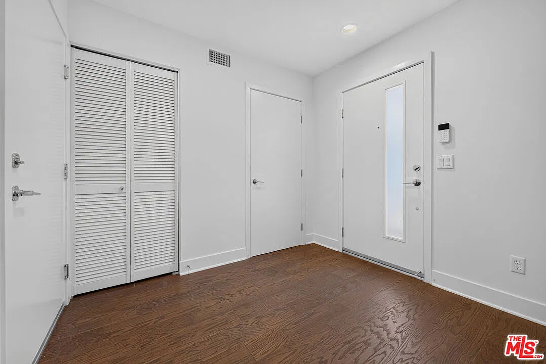 3 bed, 3.0 bath, 1407 sqft, $4,850 — Photo 3