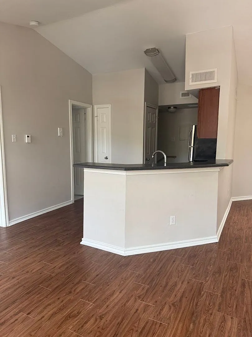 Spacious 1 Bedroom 1 Bathroom with a Private Garage. — Photo 4