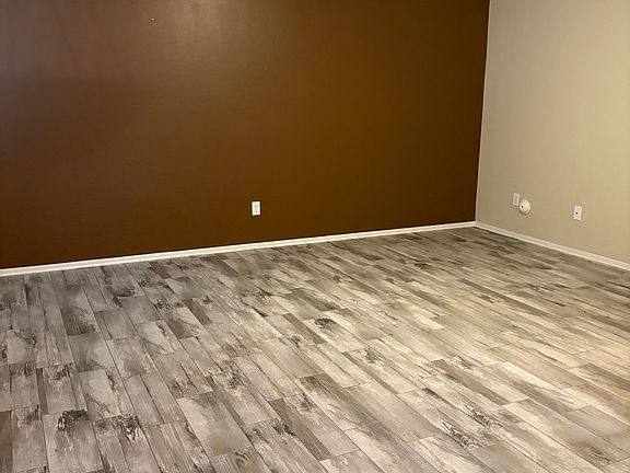 4th image of 11613 W Lee Ln