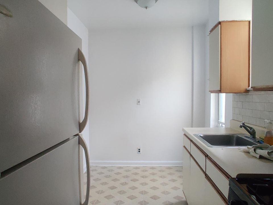 2nd image of 1089 Lydig Ave #2
