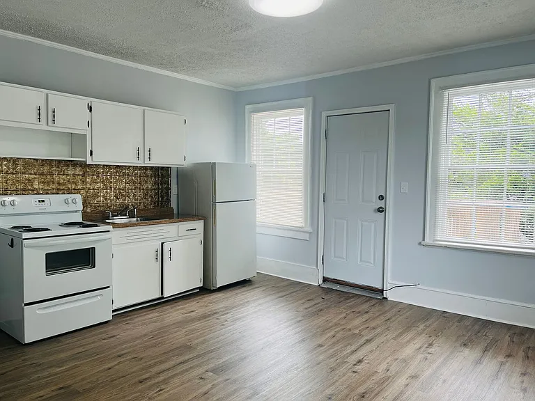504 Broad St — Photo 7