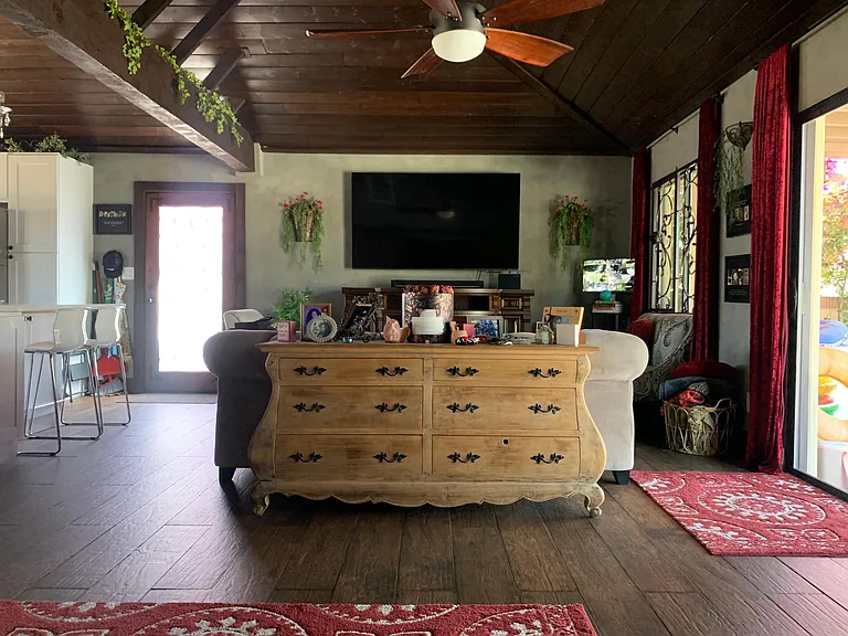 75" Plat Screen TV