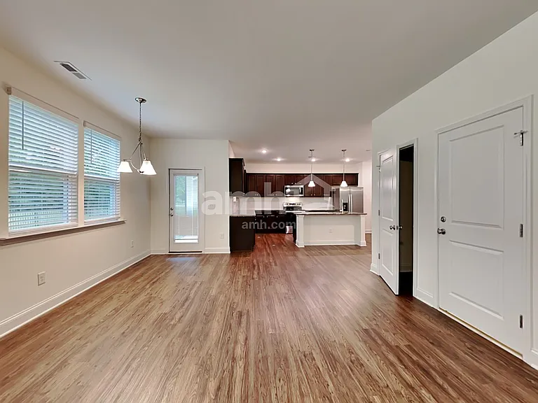 208 Gregory Dr — Photo 5