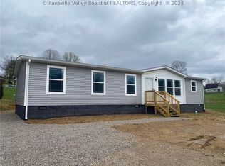 8818 Coal River Rd, Saint Albans, WV 25177
