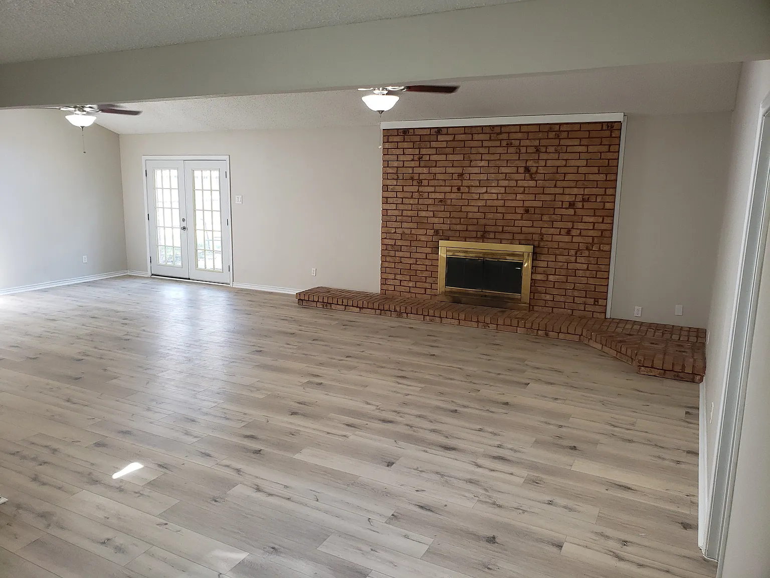 2697 Poplar Dr — Photo 3