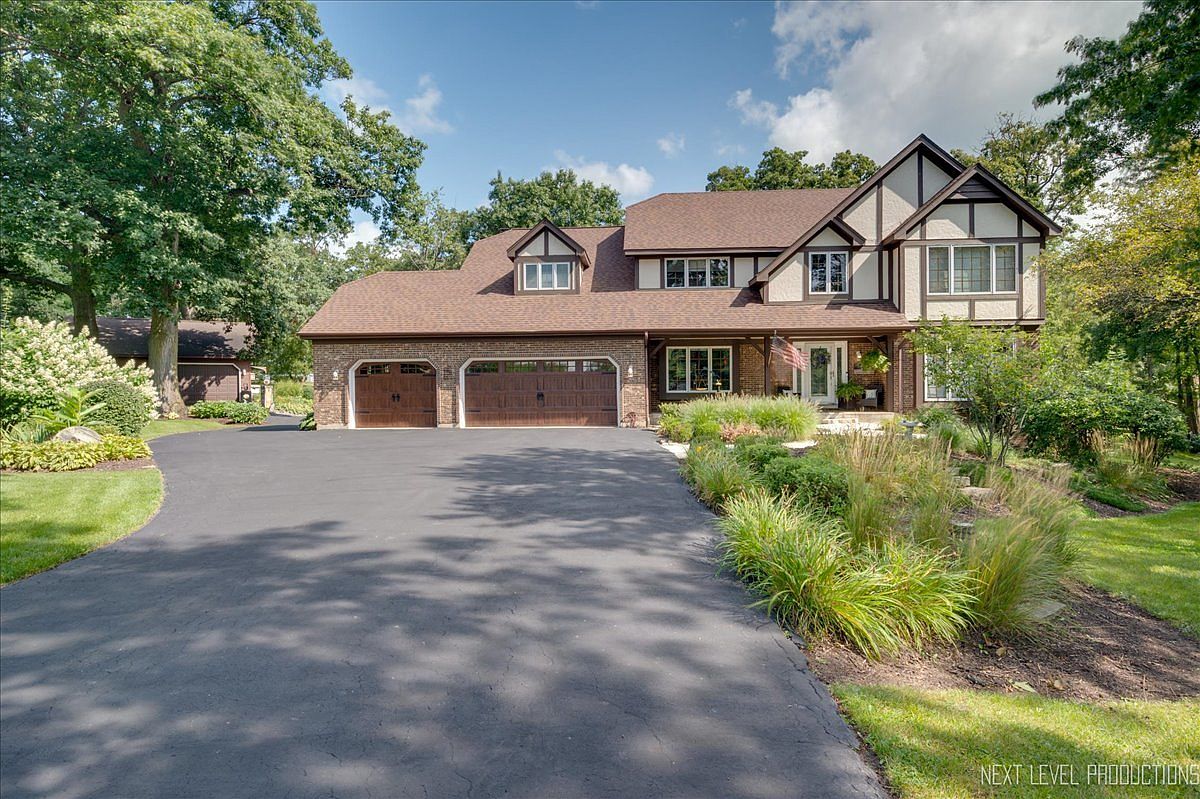 5N585 Hazelwood Ct, St Charles, IL 60175 | Zillow