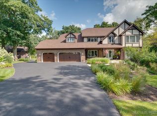 5N585 Hazelwood Ct, St Charles, IL 60175