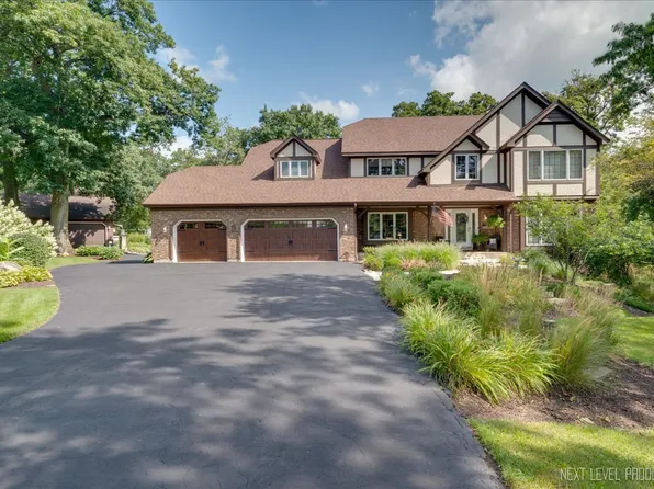 5N585 Hazelwood Ct, St Charles, IL 60175