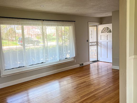 3rd image of 7815 E 99th Ter