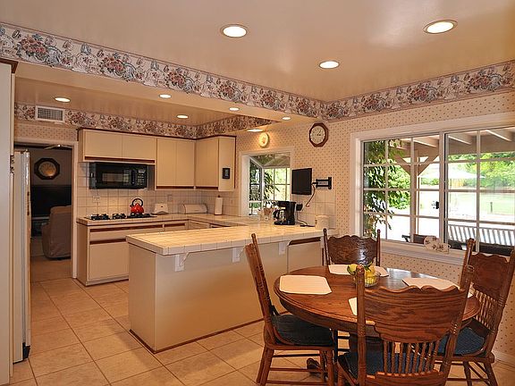 Kitchen & Dining Area