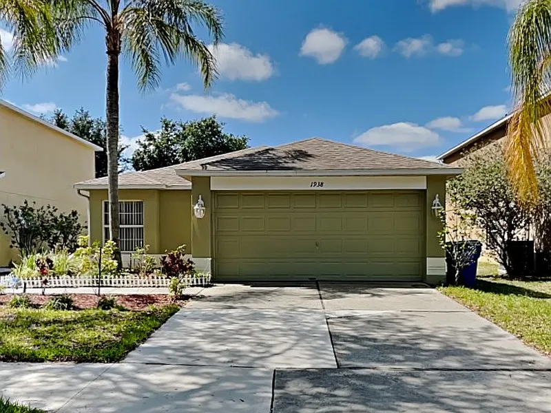 3 bed, 2.0 bath, 1260 sqft, $2,399 — Photo 1