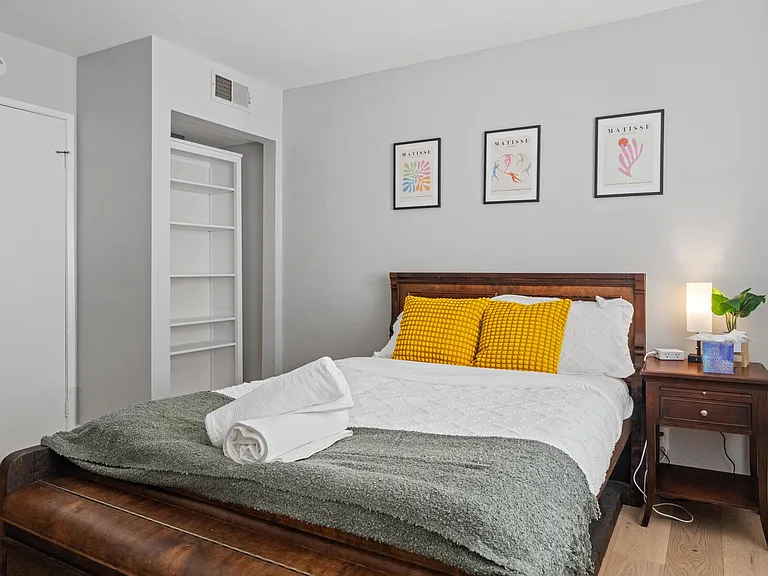 Whether you're catching up on your favorite shows, indulging in a movie marathon, or unwinding with soothing music before drifting off to sleep, this bedroom TV offers endless entertainment possibilities at your fingertips.
With its seamless blend of comf