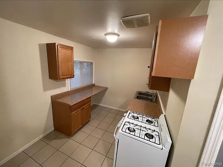 20956 Rensselaer St — Photo 3