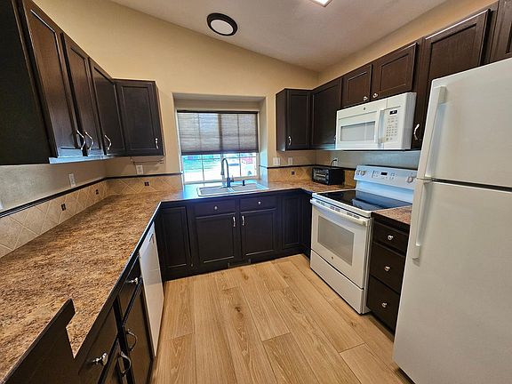 3rd image of 565 E Woodbury Dr