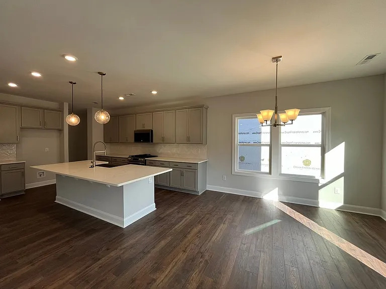 816 Challenger Ln — Photo 3