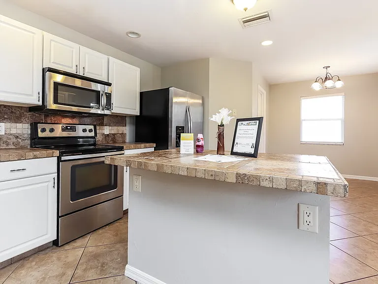 1413 SW 11th Pl — Photo 6