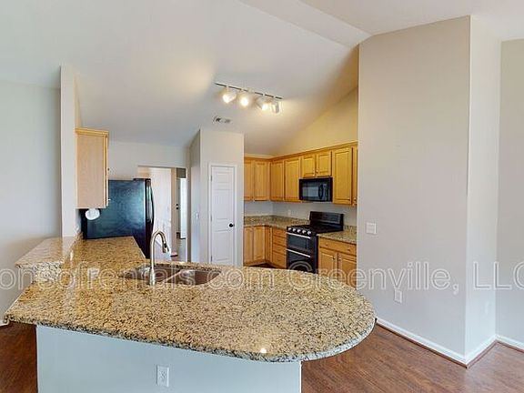 4th image of 210 Grimes Dr
