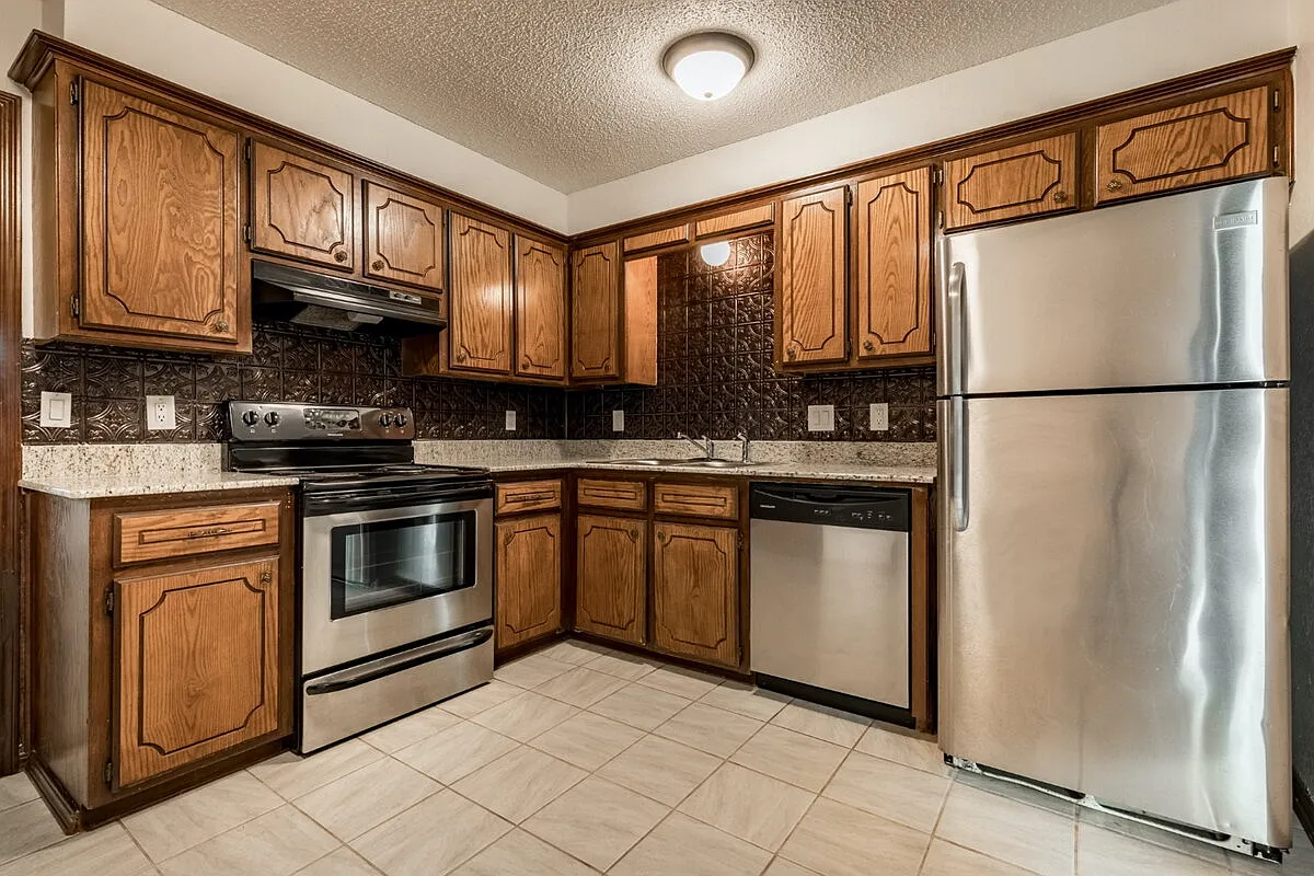 3 bed, 1.0 bath, 891 sqft, $1,225 — Photo 3