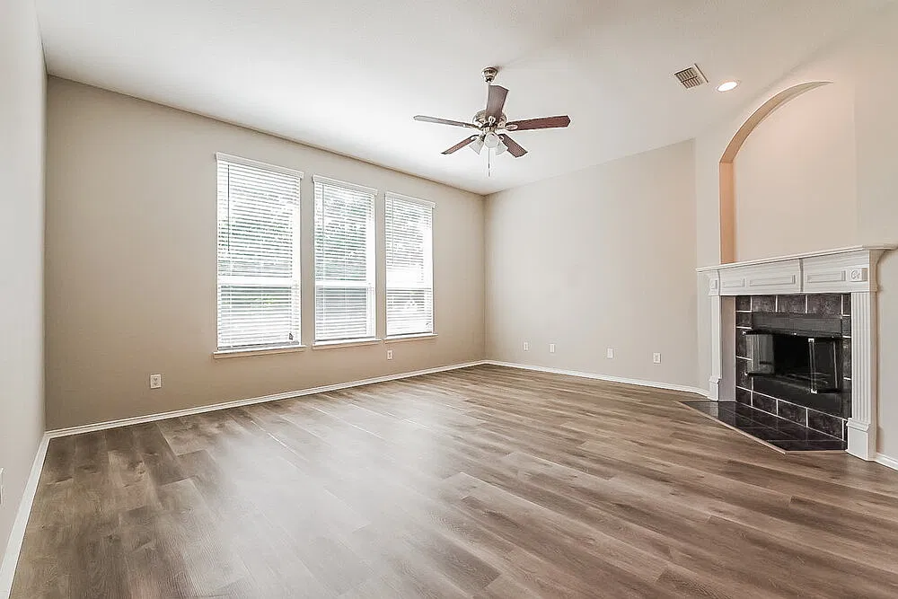 3 bed, 2.0 bath, 2408 sqft, $2,515 — Photo 3