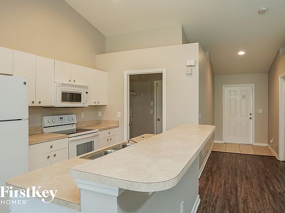 5th image of 629 Summit Ave S
