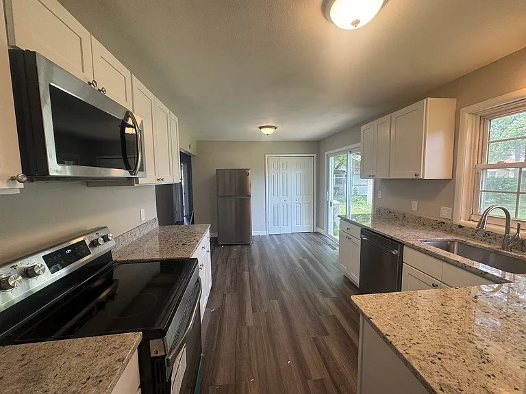 6116 Old Collinsville Rd — Photo 3