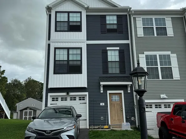 38 Overlook Dr, Hanover, PA 17331