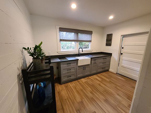 4th image of 1324 Johnson Ave #A