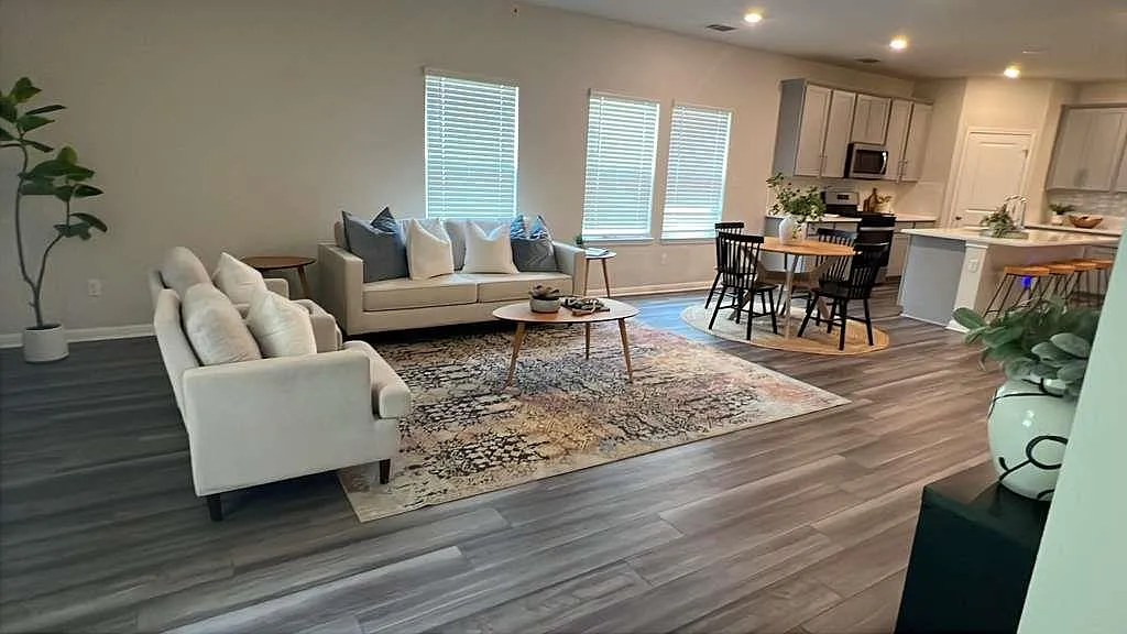 5 bed, 2.5 bath, 2758 sqft, $2,499 — Photo 4