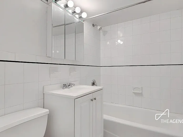 242 W 21st St #A — Photo 8