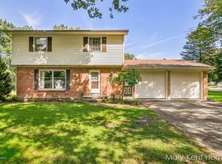 910 Worcester Dr NE, Grand Rapids, MI 49505