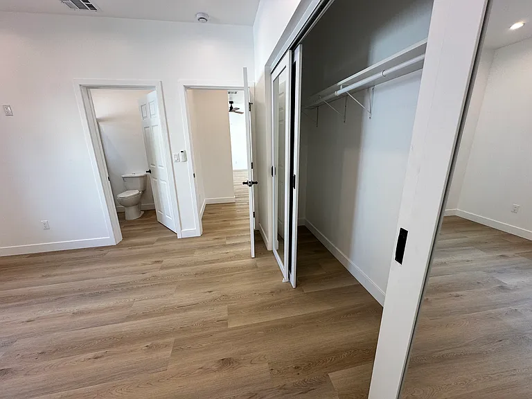 3617 W Victory Blvd — Photo 28