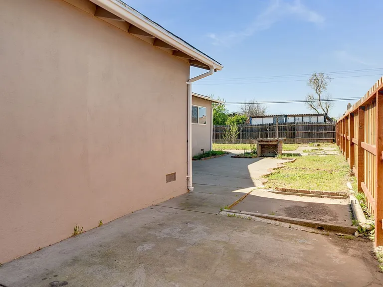 7726 Laurie Way — Photo 22