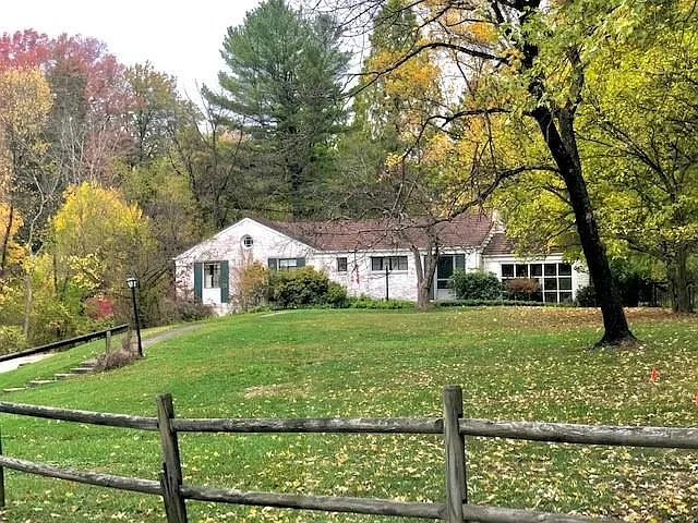 205 Foxhurst Dr photo 1