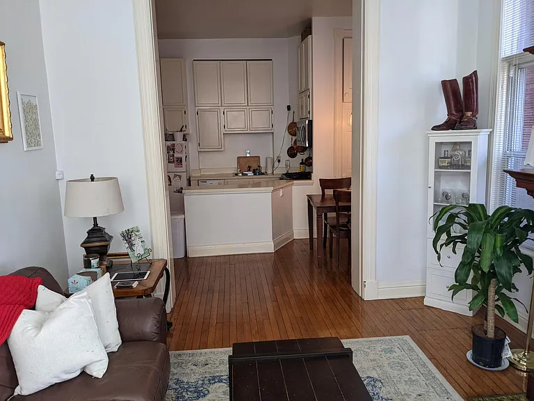 420 Warren Cres #1 — Photo 3