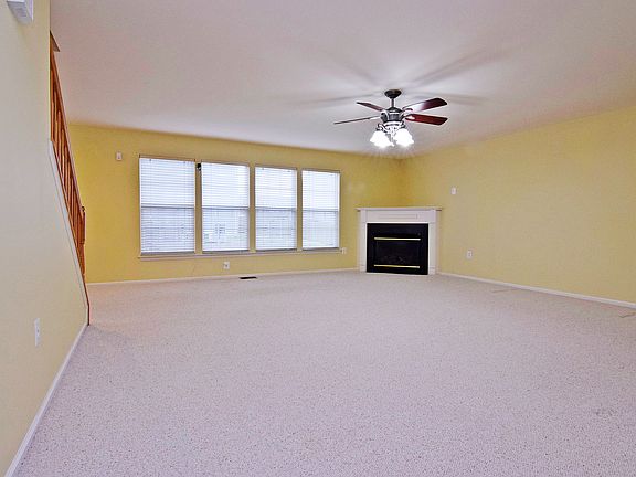 Corner gas fireplace