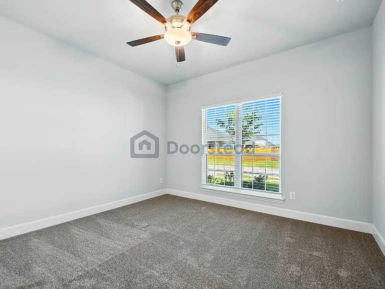 652 Parkside Dr — Photo 5