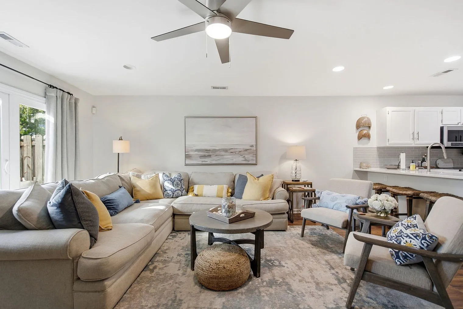 3 bed, 3.0 bath, 1700 sqft, $6,992 — Photo 2